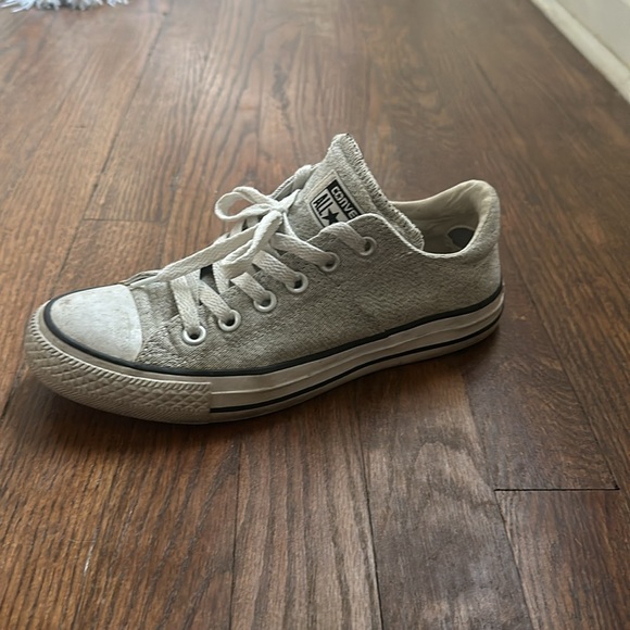 Gently used converse - Picture 3 of 3